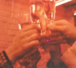 Un brindis espontáneo con nuevos amigos alemanes.