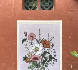 Encontramos este delicado mural de flores en Singapur.