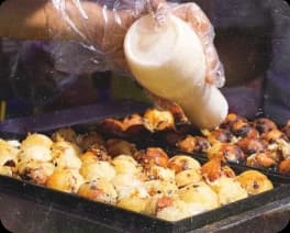 Explorando los vibrantes mercados de Osaka y saboreando takoyaki.