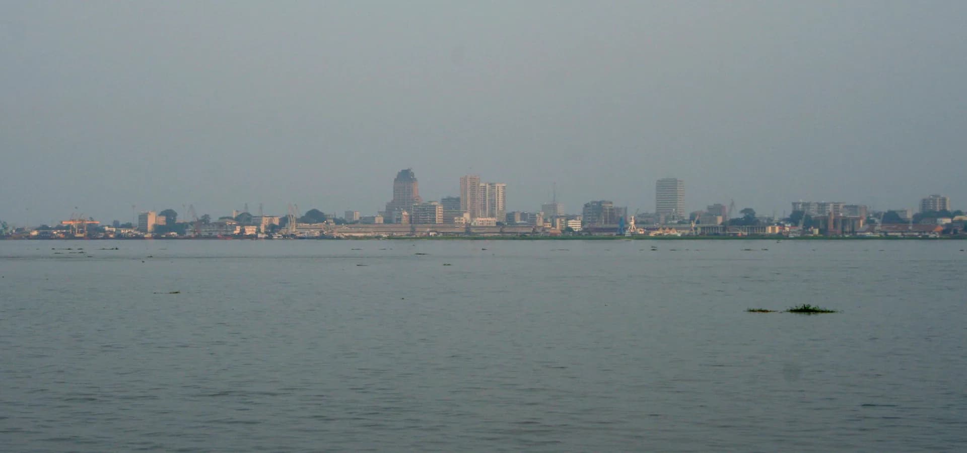 El horizonte de Gombe, en Kinshasa, visto desde Brazzaville al otro lado del ancho y calmo río Congo