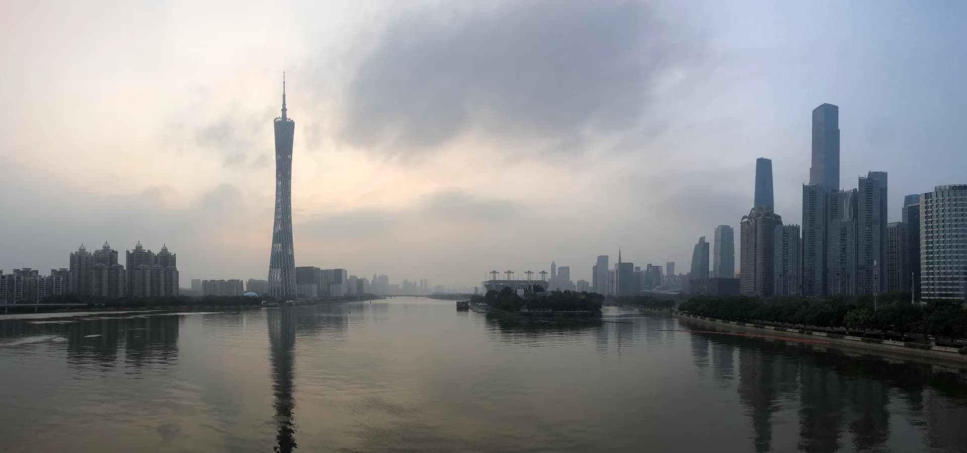Vista amplia del río de las Perlas en Guangzhou, con la Torre de Cantón en una orilla y los rascacielos de Tianhe en la otra