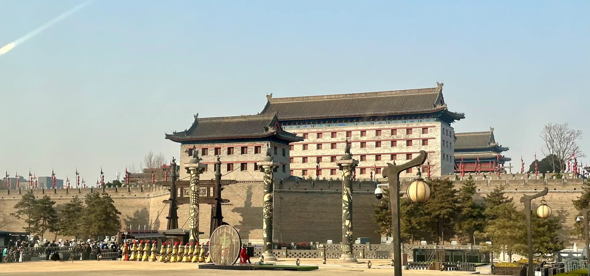 La Puerta Sur de la muralla de Xi'an, torres escalonadas sobre largas murallas de ladrillo bajo un cielo azul