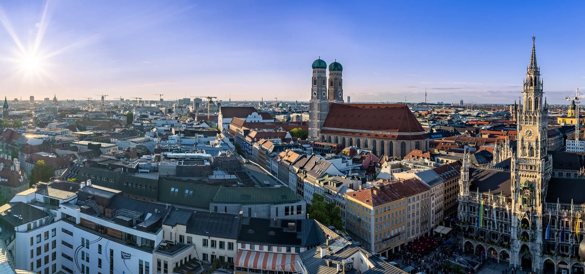 Vista amplia de los techos de Múnich desde la torre de San Pedro, con las cúpulas de la Frauenkirche y la aguja del Nuevo Ayuntamiento
