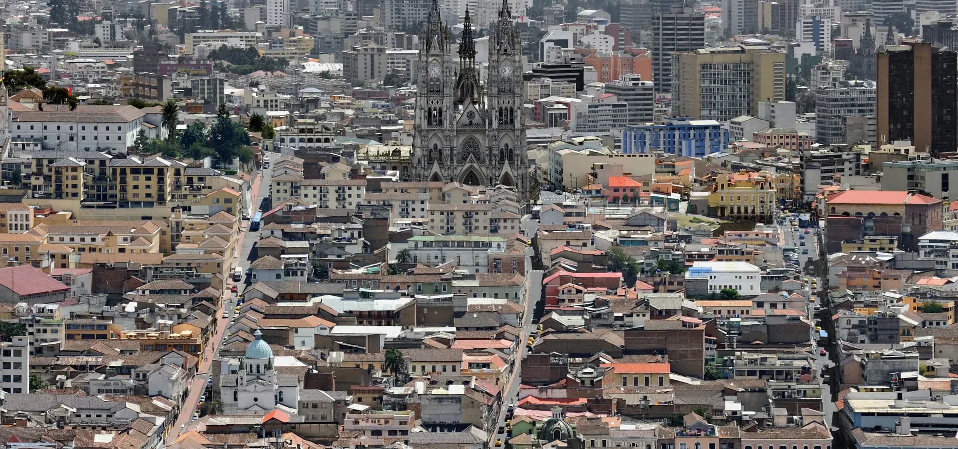Tejados del casco antiguo de Quito desde El Panecillo, con las torres gemelas de la Basílica del Voto Nacional en el centro