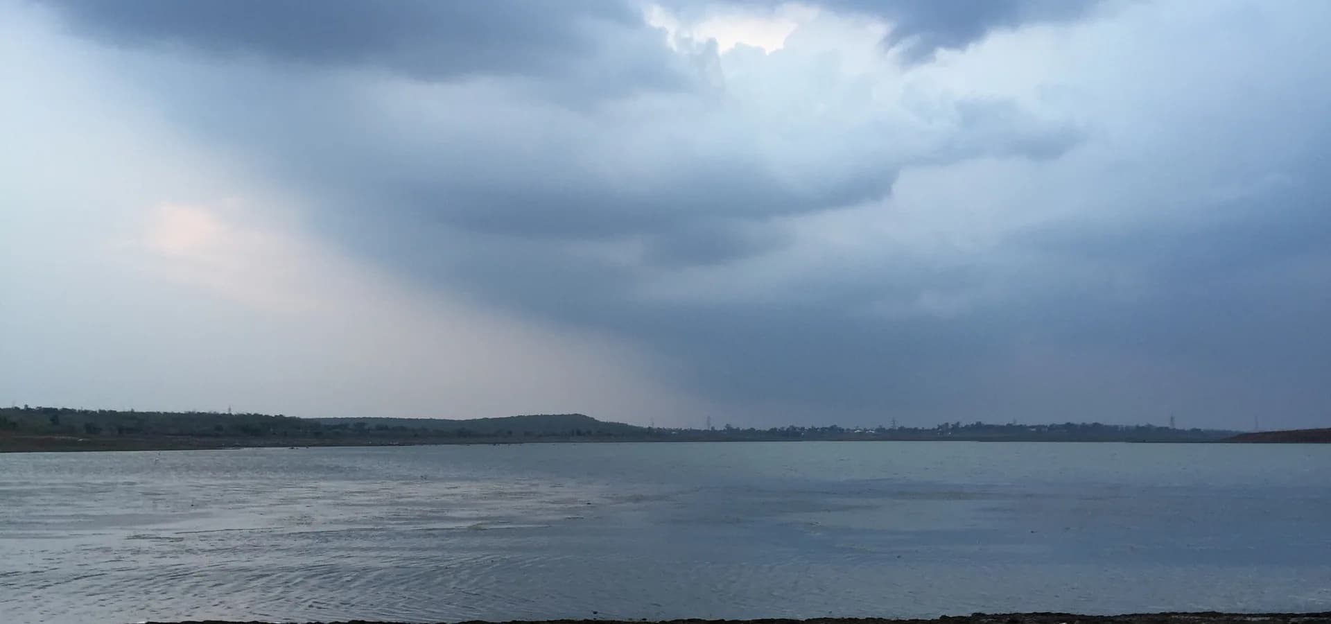 आगर मालवा में मोती सागर झील के शांत पानी पर मानसून के बादल