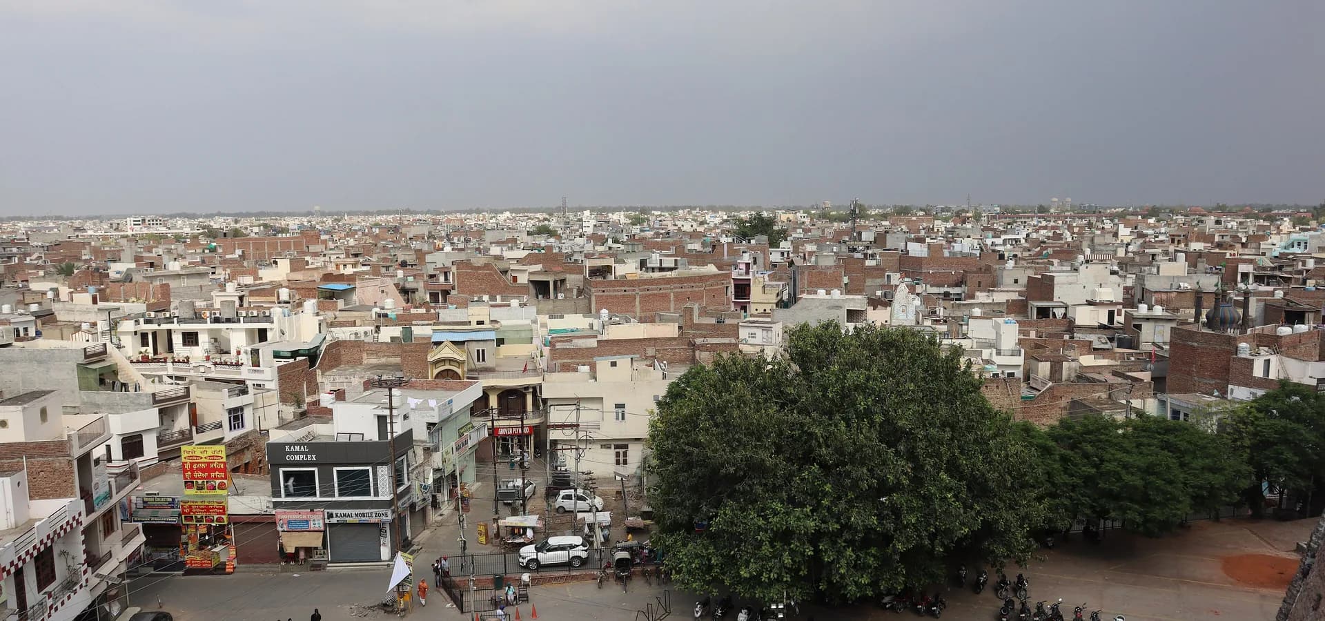 Vista amplia de los techos planos de Bathinda desde las murallas de Qila Mubarak bajo un cielo gris