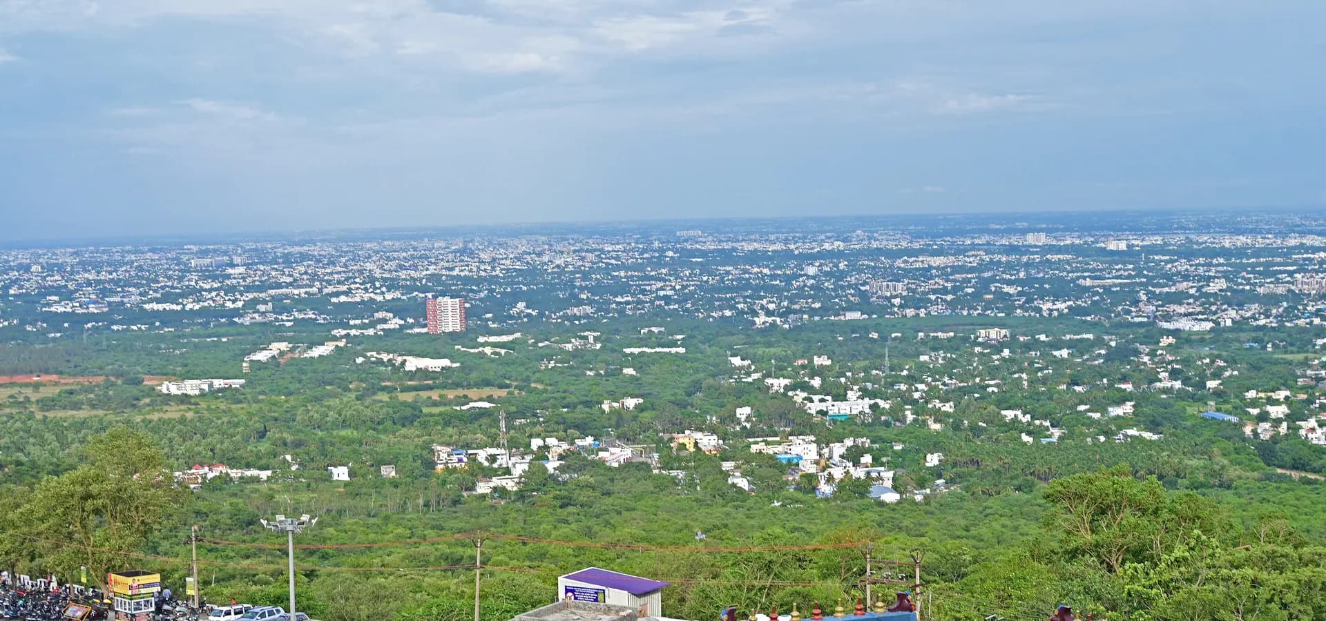 A extensão verde e baixa de Coimbatore até o horizonte, vista do templo na colina de Marudhamalai