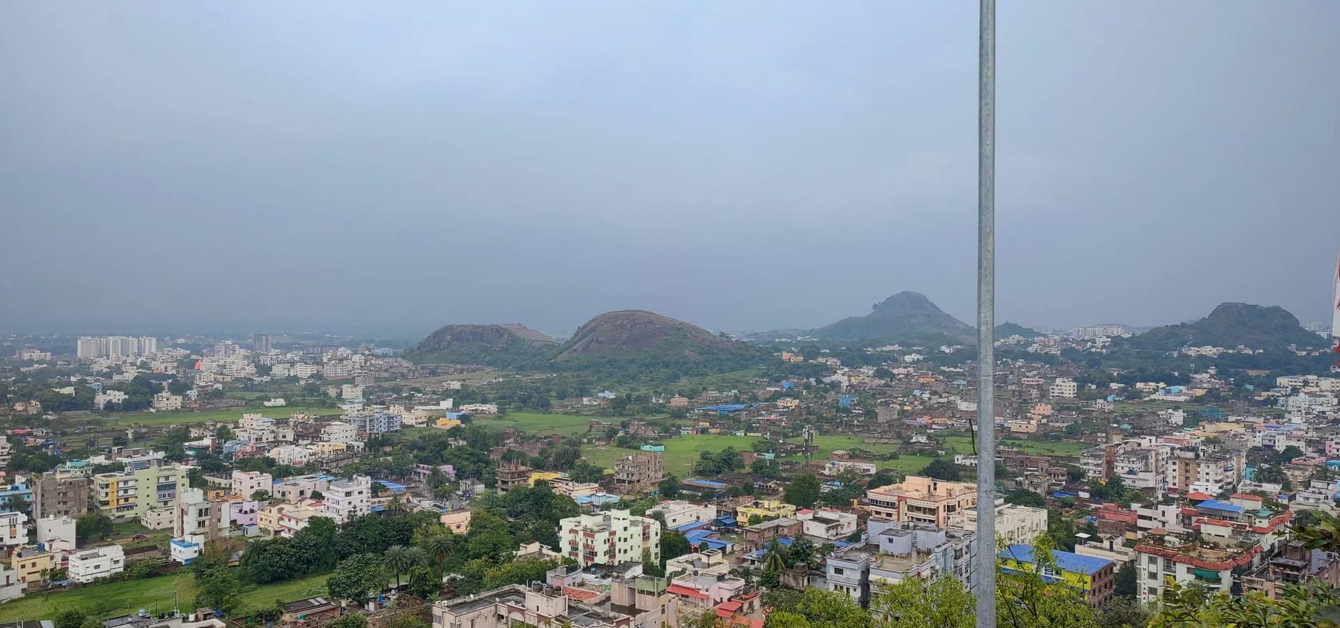 Ranchi breitet sich über die Hochebene aus, felsige grüne Hügel ragen zwischen den Häusern auf, gesehen vom Tagore Hill