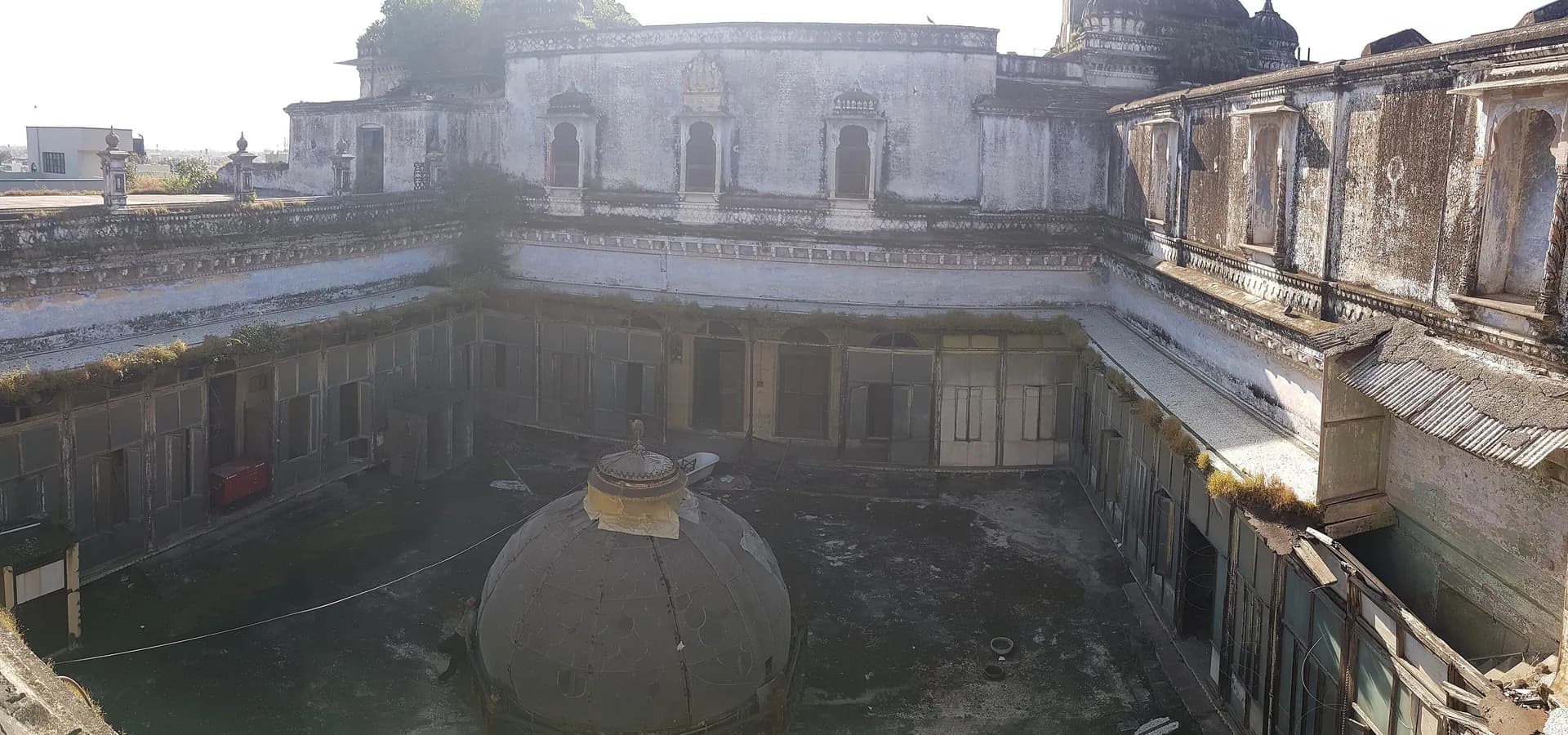 Antiguo palacio con cúpulas en Ratlam visto desde arriba, con ventanas en arco alrededor de un amplio patio interior