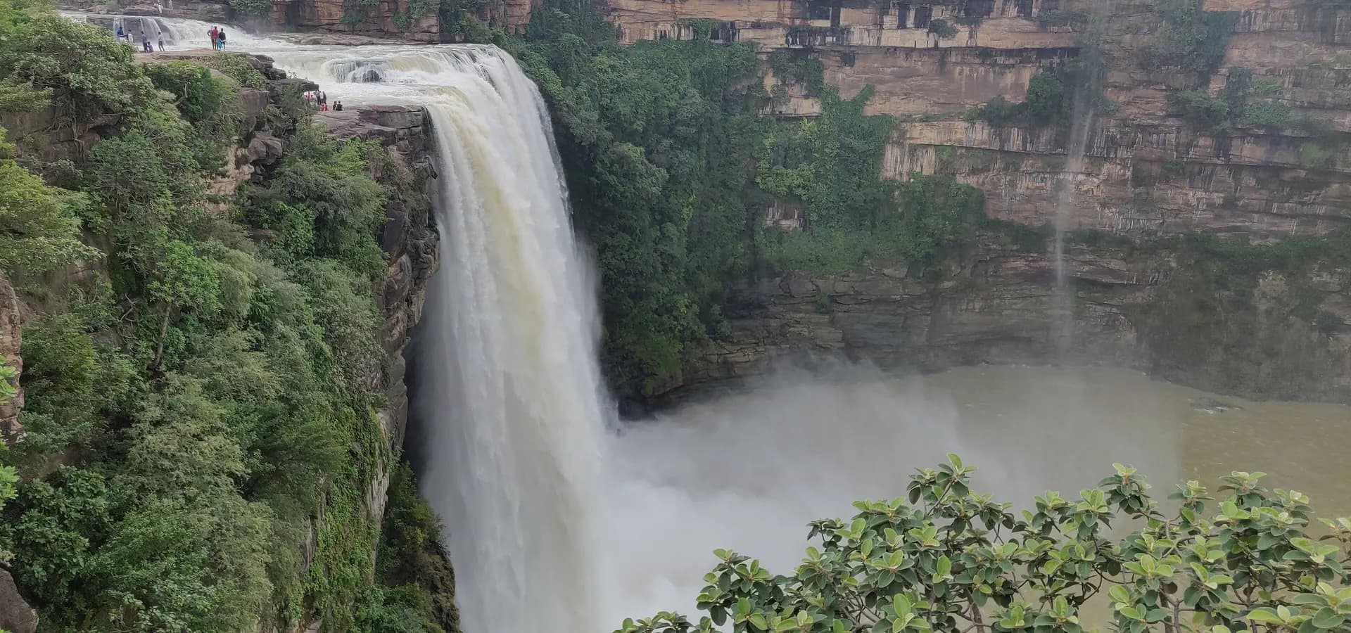 Die Keoti-Fälle stürzen über eine Sandsteinkante in eine dunstige grüne Schlucht auf dem Rewa-Plateau