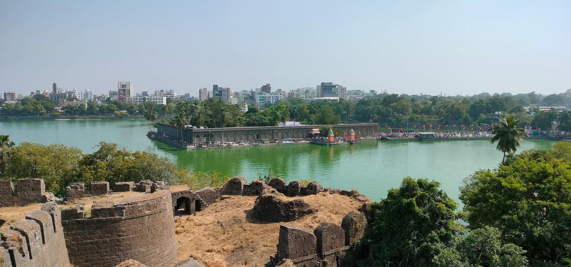 El templo Siddheshwar en una isla de un lago verde, visto sobre las murallas de piedra del fuerte Bhuikot, Solapur