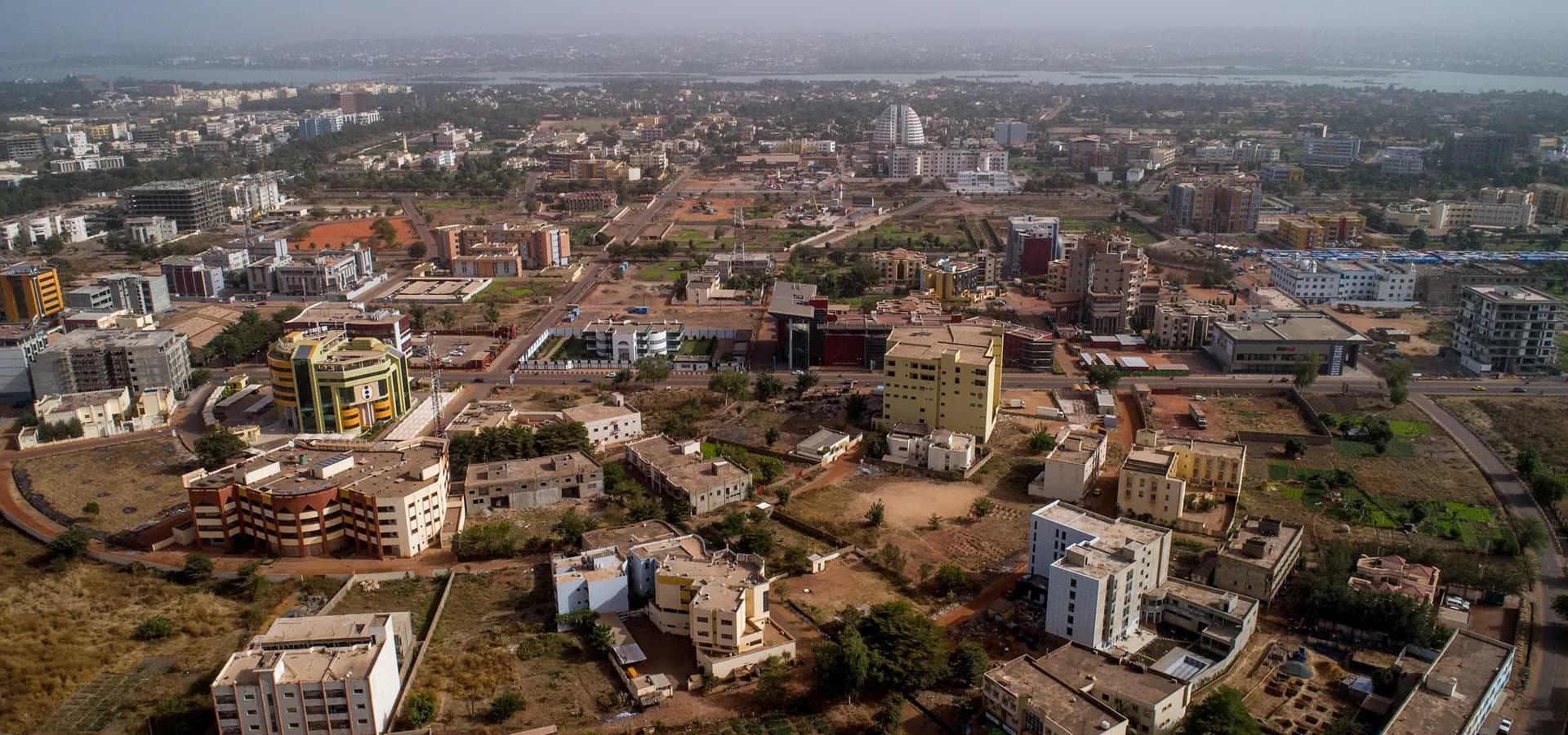 Vista aérea del distrito ACI 2000 de Bamako, con edificios bajos y parcelas verdes que se extienden hasta el río Níger