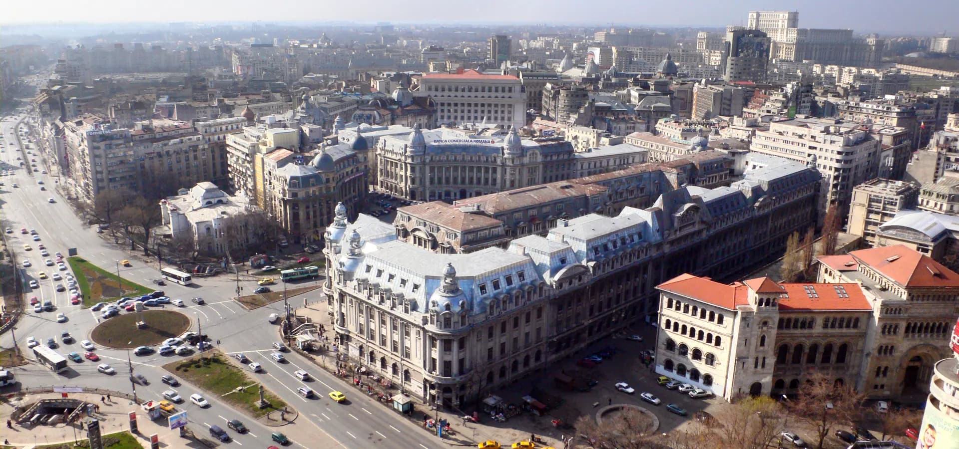 Luftaufnahme des Zentrums von Bukarest mit prunkvollen Belle-Époque-Gebäuden und breiten Boulevards rund um den Universitätsplatz