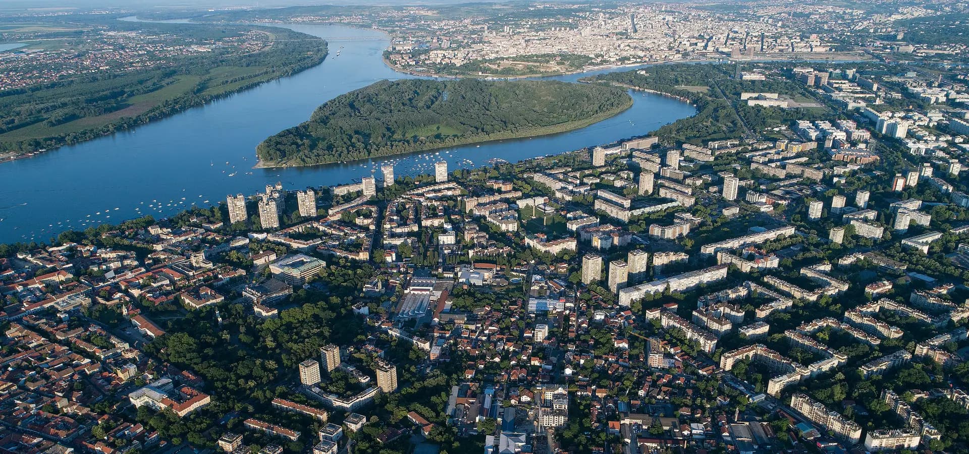 Vista aérea de Belgrado com o largo Danúbio, a arborizada Ilha da Grande Guerra e o centro antigo na margem oposta