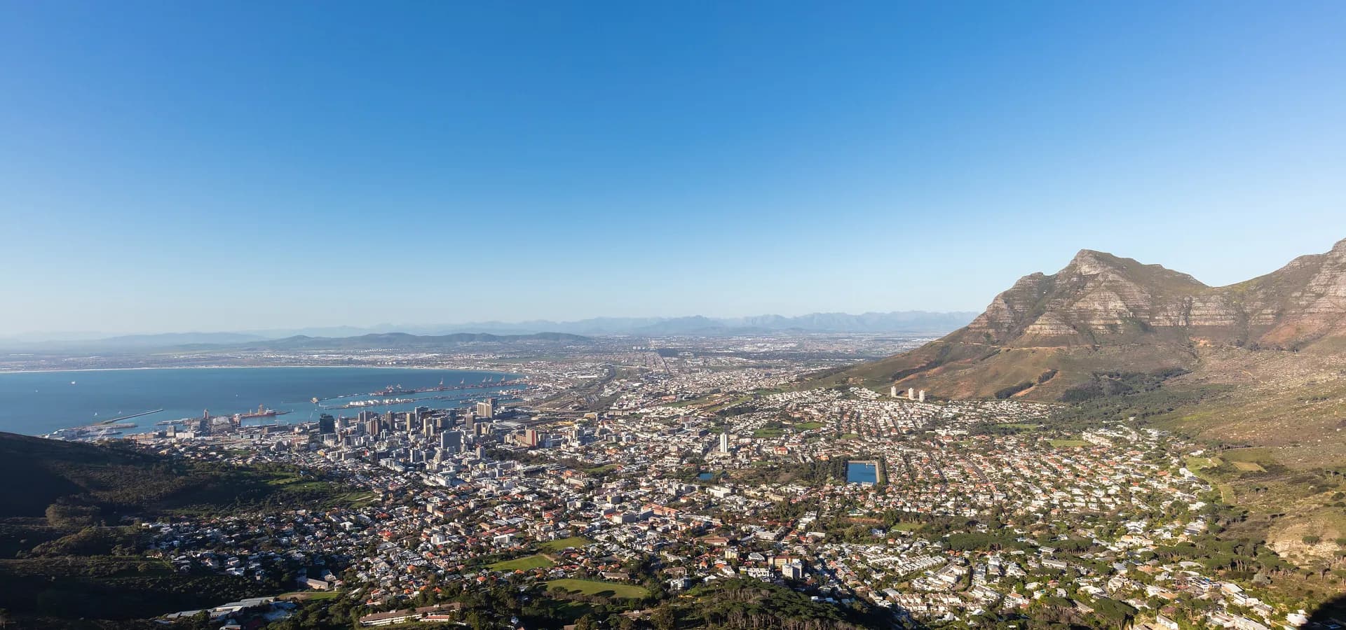 Kapstadts City Bowl zwischen Table Bay und den Hängen des Devil's Peak, gesehen vom Lion's Head