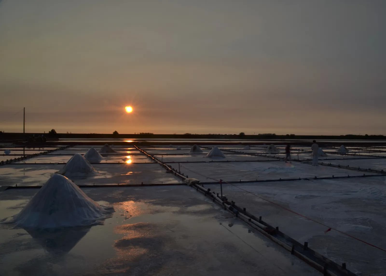 Jingzaijiao salt fields: sunset over broken-tile pans